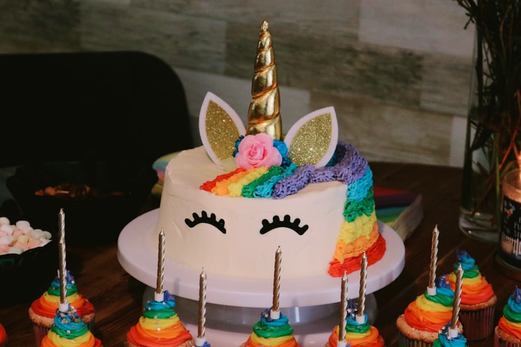 Do unicorn cakes come in different sizes?